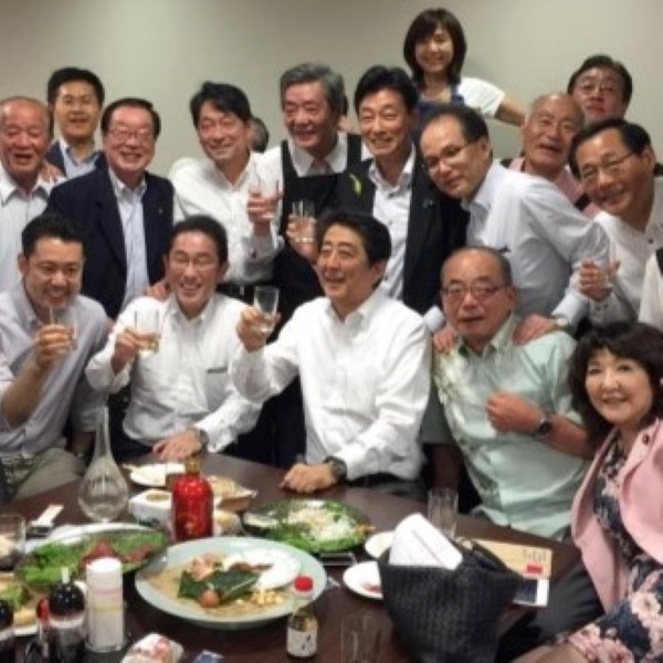 2018年7月、議員宿舎で自民党国会議員による酒宴「赤坂自民亭」が開かれた（西村康稔議員のツイッターより）