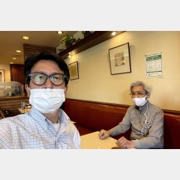 山本雅基さん（右）と筆者（山谷の喫茶店で）／（提供写真）