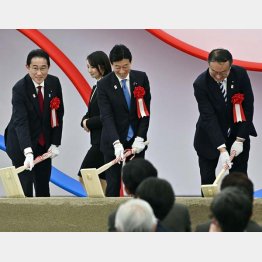 これが「国家プロジェクト」なのか（2025年大阪・関西万博の起工式で。左から、岸田首相、西村経産相、岡田万博相）／（Ｃ）共同通信社