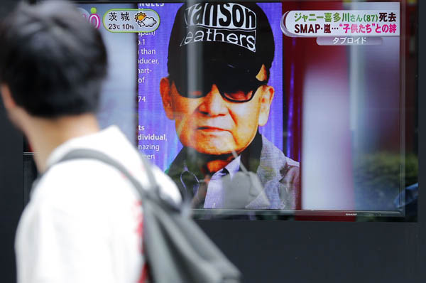 2019年7月、ジャニー喜多川氏の死去を伝える街頭テレビ（Ｃ）共同通信社