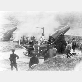 日露戦争で旅順港のロシア軍を砲撃する日本軍＝1904年（Ｃ）共同通信社