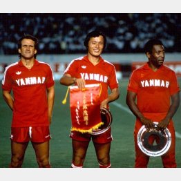 1984年8月25日の引退試合には元ブラジル代表ペレ（右）と元ドイツ代表オベラート（左）が駆け付けた（Ｃ）Norio ROKUKAWA／office La Strada