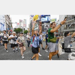 東京・渋谷のスクランブル交差点を横断する米国からの観光客（Ｃ）共同通信社