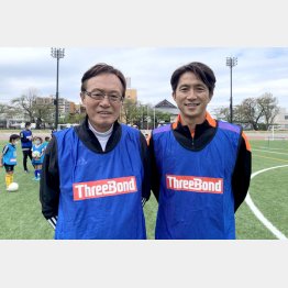 スリーボンド主催のサッカー教室で元日本代表MF福西崇史くん（右）にサポートしてもらった（Ｃ）日刊ゲンダイ