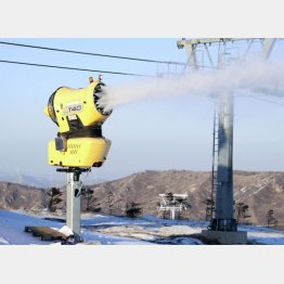 昨2022年の北京大会では人口造雪機がフル稼働（Ｃ）共同通信社