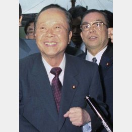 宮沢喜一新総裁と阿部文男議員（Ｃ）共同通信社