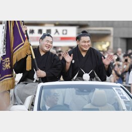 明生（左）を旗手に優勝パレードの豊昇龍（Ｃ）共同通信社