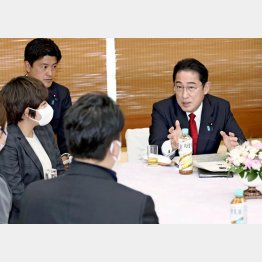 「岸田ノート」はどうなっているのだろうか（地元住民らと意見交換する岸田首相＝右）／（Ｃ）共同通信社