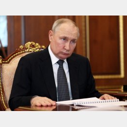 会合中のロシアのプーチン大統領。影武者ではなさそうだ（Ｃ）ロイター／Sputnik／Kremlin