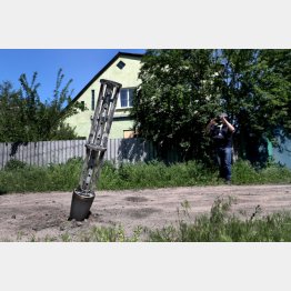 ウクライナ東部ハリコフ郊外の地面に刺さったクラスター弾（空にしてある）／（Ｃ）ロイター＝共同