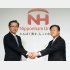 日本ハムの畑佳秀前社長（右、現・相談役）と井川伸久社長（Ｃ）共同通信社