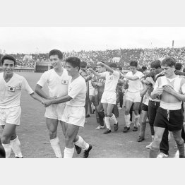 1964年東京五輪、大学2年で釜本（左2）は出場。1次リーグでアルゼンチンに逆転勝ちし川淵三郎（右隣）らと握手（Ｃ）共同通信社