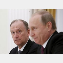 プーチン大統領（右）をチラ見するロシア政権ナンバー2・パトルシェフ安保会議書記長（Ｃ）ロイター