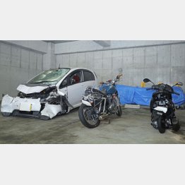 八田容疑者が現場に乗り捨てた車と、男子大学生2人が乗っていたバイク（Ｃ）共同通信社