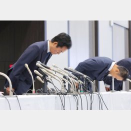 記者会見で謝罪するビッグモーターの兼重宏行社長（左）／（Ｃ）日刊ゲンダイ
