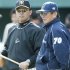 2005年交流戦で並ぶ岡田彰布阪神監督と仰木彬オリックス監督（Ｃ）日刊ゲンダイ