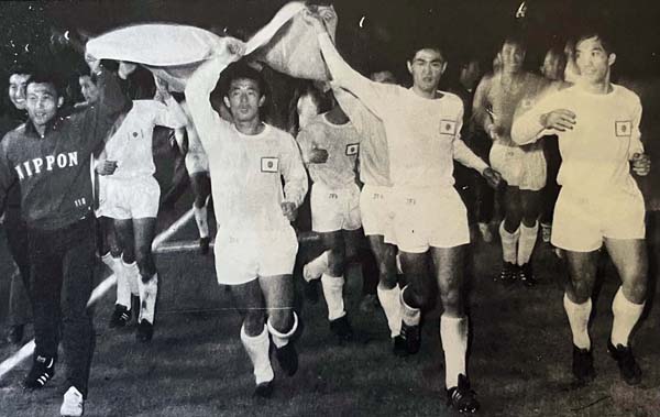 1967年メキシコ五輪アジア予選、ベトナム戦後の歓喜のイレブンがビクトリーラン（本人提供）