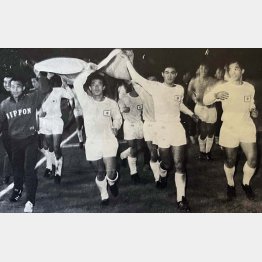 1967年メキシコ五輪アジア予選、ベトナム戦後の歓喜のイレブンがビクトリーラン（本人提供）