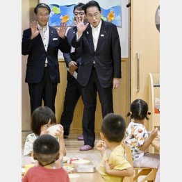 キッズの反応は薄い（子育て施設を視察する岸田首相＜右＞、＝代表撮影）