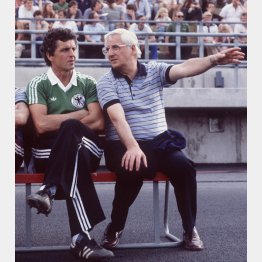 デアバルさん（右）は後に西ドイツ監督として1982年W杯で指揮を執った（Ｃ）SVEN SIMON／DPA／共同通信イメージズ