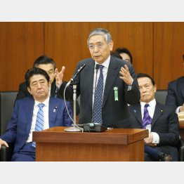 元凶の「アベ・クロ」コンビ（左から安倍元首相、黒田前日銀総裁、麻生副総裁）／（Ｃ）共同通信社