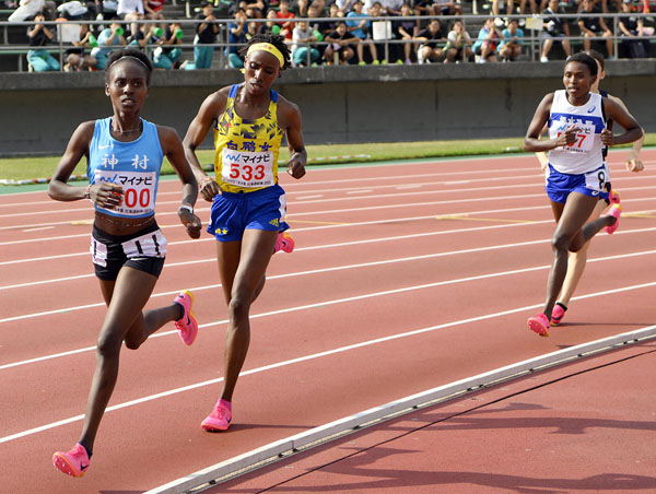 女子1500メートル決勝で力走する選手たち。神村学園のカリバ・カロライン（左端）が大会新で優勝（Ｃ）共同通信社