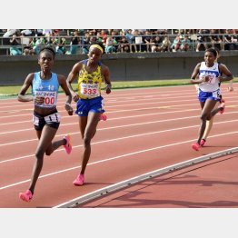女子1500メートル決勝で力走する選手たち。神村学園のカリバ・カロライン（左端）が大会新で優勝（Ｃ）共同通信社