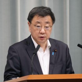 松野官房長官は反論（Ｃ）共同通信社