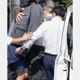 逮捕され、寮を出る日本大アメリカンフットボール部員の北畠成文容疑者（左）（Ｃ）共同通信社