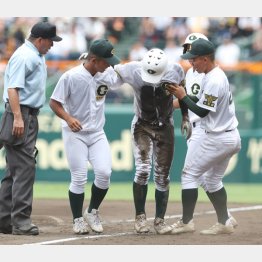 大会2日目、1塁走塁後に足がつった鳥取商の選手（Ｃ）日刊ゲンダイ