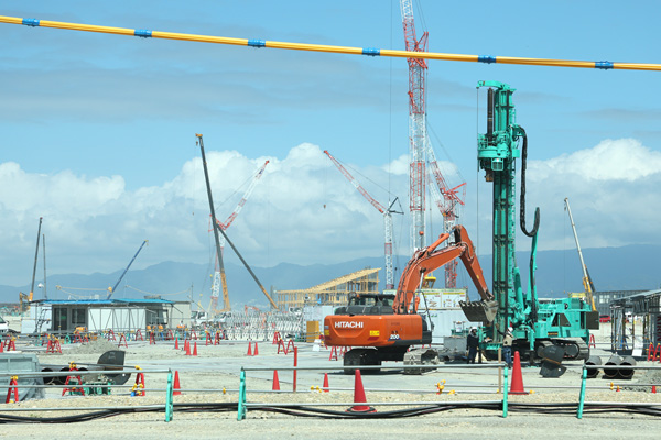 建設会社対象に「万博貿易保険」を新設だって（大阪・関西万博会場「夢洲」の工事現場）／（Ｃ）日刊ゲンダイ