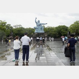 台風接近の中、長崎の人たちと平和記念像の前で黙とう（Ｃ）共同通信社