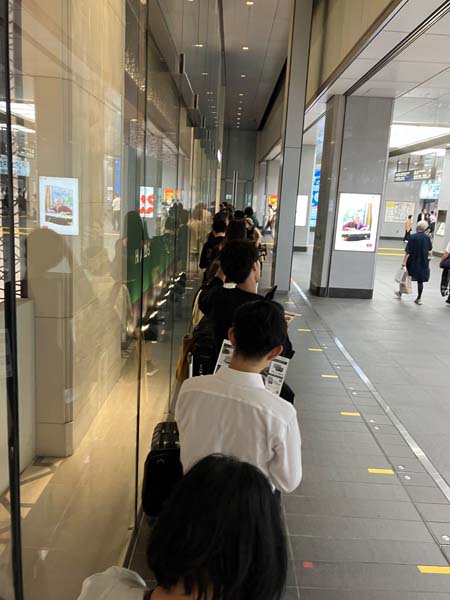 大丸東京のN.Y.C.SANDに並ぶ行列（Ｃ）日刊ゲンダイ