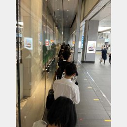 大丸東京のN.Y.C.SANDに並ぶ行列（Ｃ）日刊ゲンダイ
