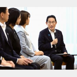 富山市の電子機器企業を訪問し、車座対話に臨む岸田首相（代表撮影）