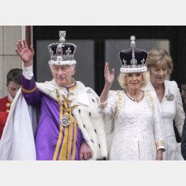 戴冠式を終え、国民に手を振るチャールズ国王とカミラ王妃（Ｃ）ゲッティ＝共同