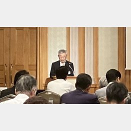 「第9回愛知県喫煙環境を考える会」で挨拶する長谷川允紀会長（Ｃ）日刊ゲンダイ