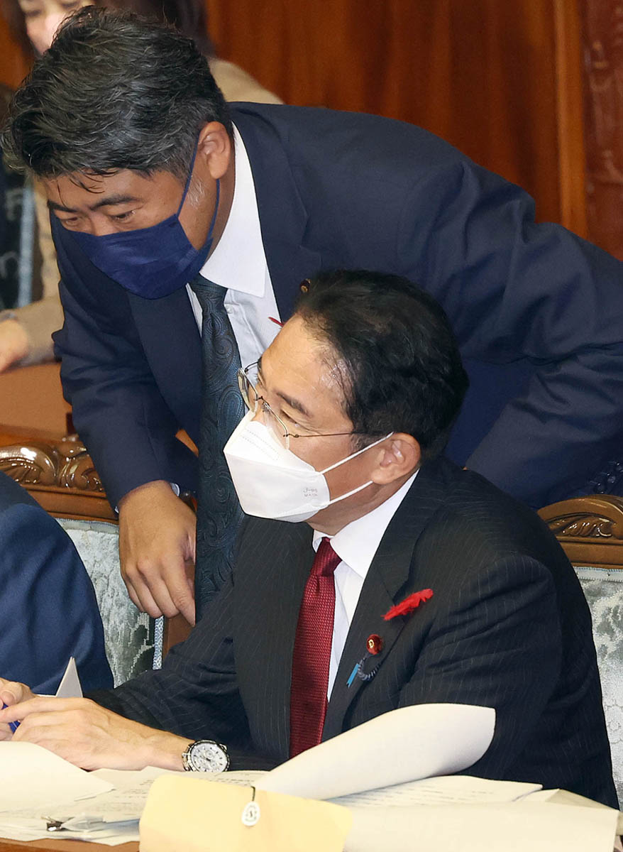 あらゆる重要政策で“影の総理”に依存（岸田首相と後方の木原副官房長官）／（Ｃ）日刊ゲンダイ