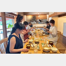 ホステル名物の豆腐と干物の朝食の様子（提供写真）