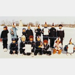 光岳スピードスケート少年団時代の筆者（前列一番左、＝提供写真）