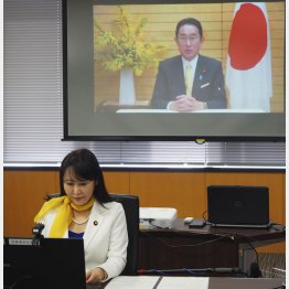 岸田首相も頭が痛い…（オンライン「社会で活躍する女性との『車座』対話」でビデオメッセージを寄せる岸田首相。手前が森まさこ補佐官）／（Ｃ）共同通信社