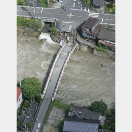 台風7号の影響で崩落した佐治川に架かる高山橋（鳥取市佐治町）／（Ｃ）共同通信社