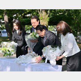G7広島サミット最終日、韓国人原爆犠牲者の慰霊碑にそろって献花する岸田首相と尹錫悦韓国大統領両夫妻（代表撮影）