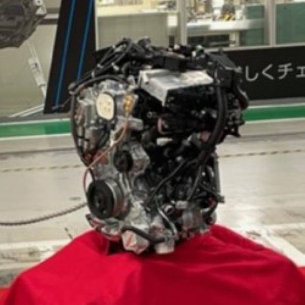 日産横浜工場4000万台目のエンジン（写真）小沢コージ