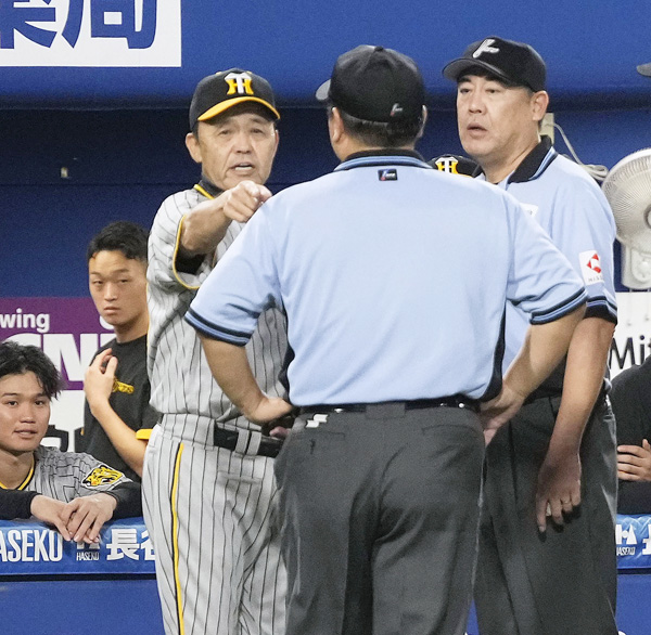 岡田監督は18日のDeNA戦の九回、熊谷の二塁盗塁死を巡って猛抗議（Ｃ）共同通信社