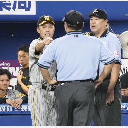 岡田監督は18日のDeNA戦の九回、熊谷の二塁盗塁死を巡って猛抗議（Ｃ）共同通信社