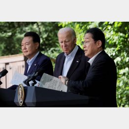 THE パフォーマンス（米キャンプデービッドで共同会見をする左から韓国の尹錫悦大統領、バイデン米大統領、岸田首相）（Ｃ）ロイター
