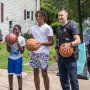 パトロール中の警察官と街の子供のバスケ動画が米国で大バズリ！ 