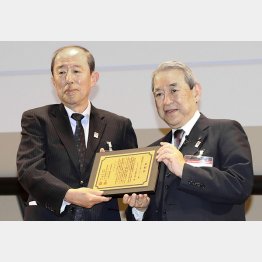 オリックスの井上亮社長（左）と関経連の松本正義会長（Ｃ）共同通信社