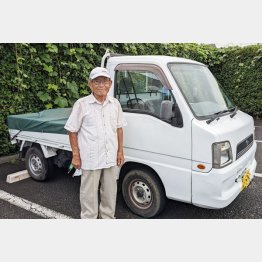 三浦充雄さん、愛車の軽トラと（提供写真）